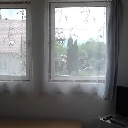 Apartmanhaz 鲍洛通费尼韦什