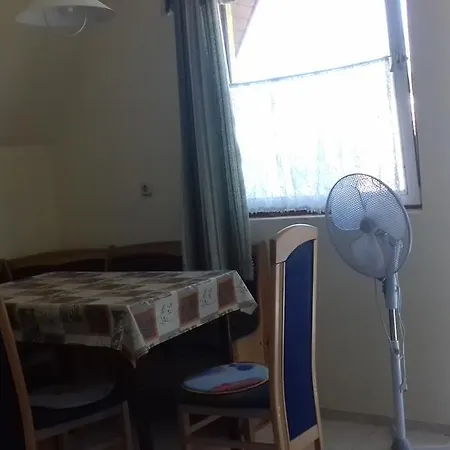 Apartmanhaz 鲍洛通费尼韦什