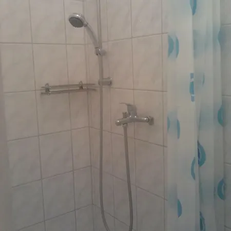 Apartmanhaz * 鲍洛通费尼韦什